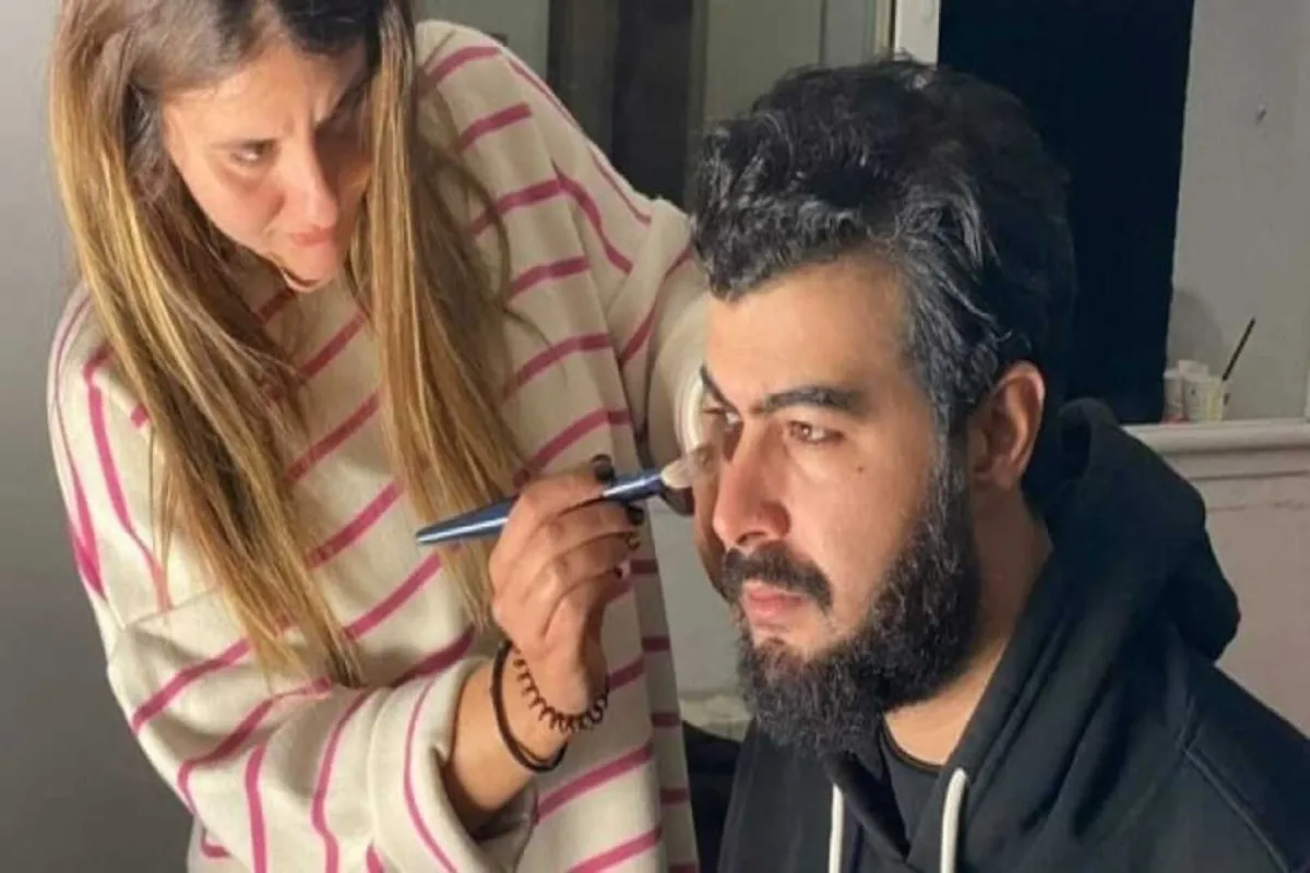 مشهد من كواليس تصوير مسلسل "الجبل الأحمر"ويظهر فيه الممثل حكيم بالكحلة - الصورة من حساب مخرج المسلسل ربيع التكالي على الفيسبوك