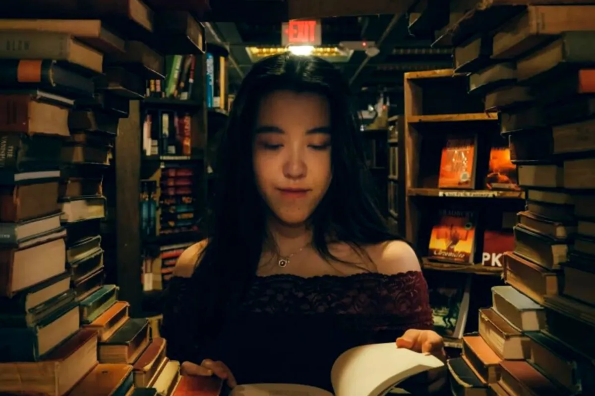 فتاة تقرأ في مكتبة