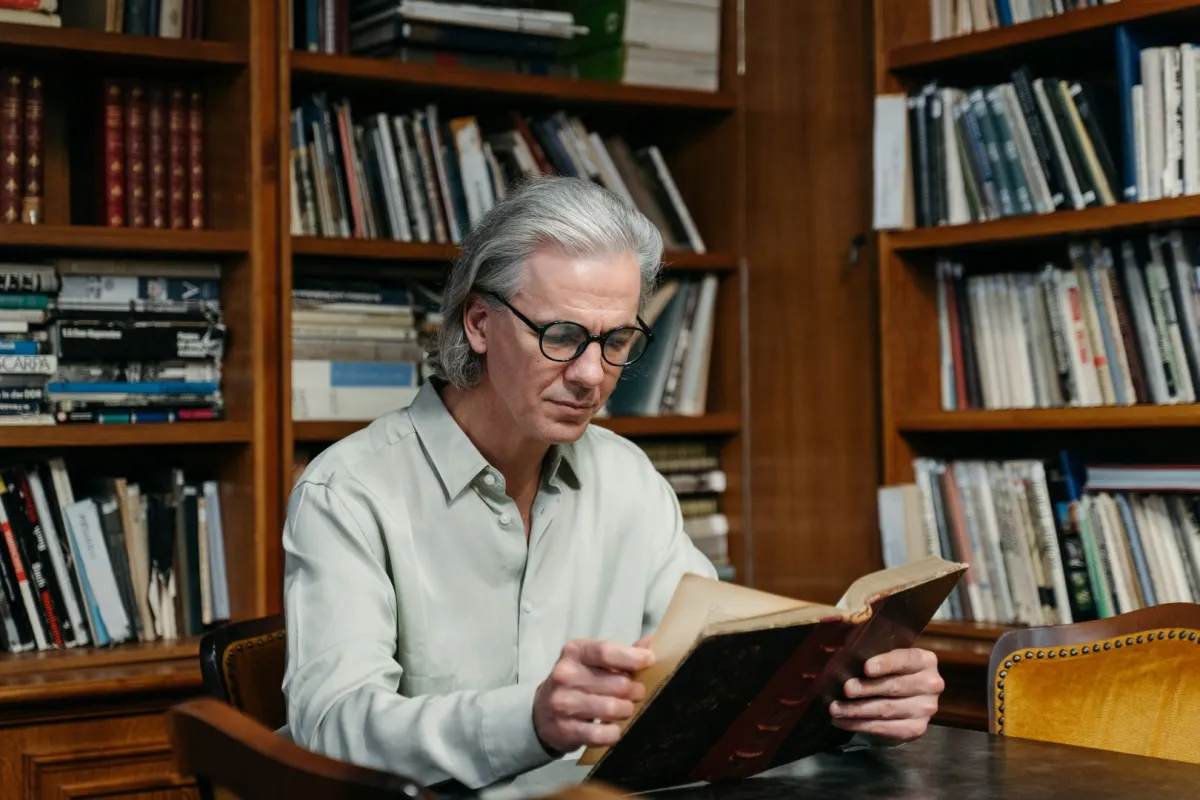 رجل تقرأ كتاباً