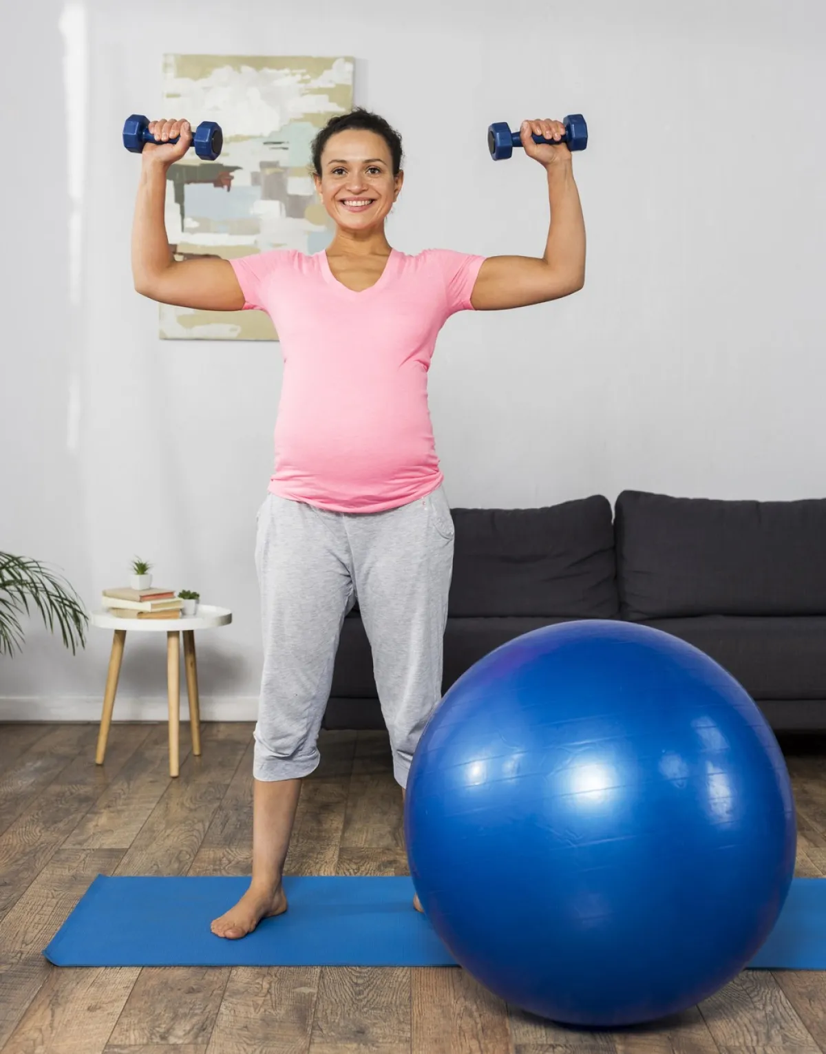 صورة لحامل تمارس رياضة رفع الأثقال