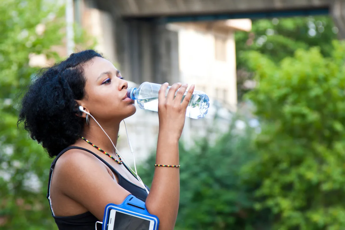 صورة لامرأة تشرب الماء