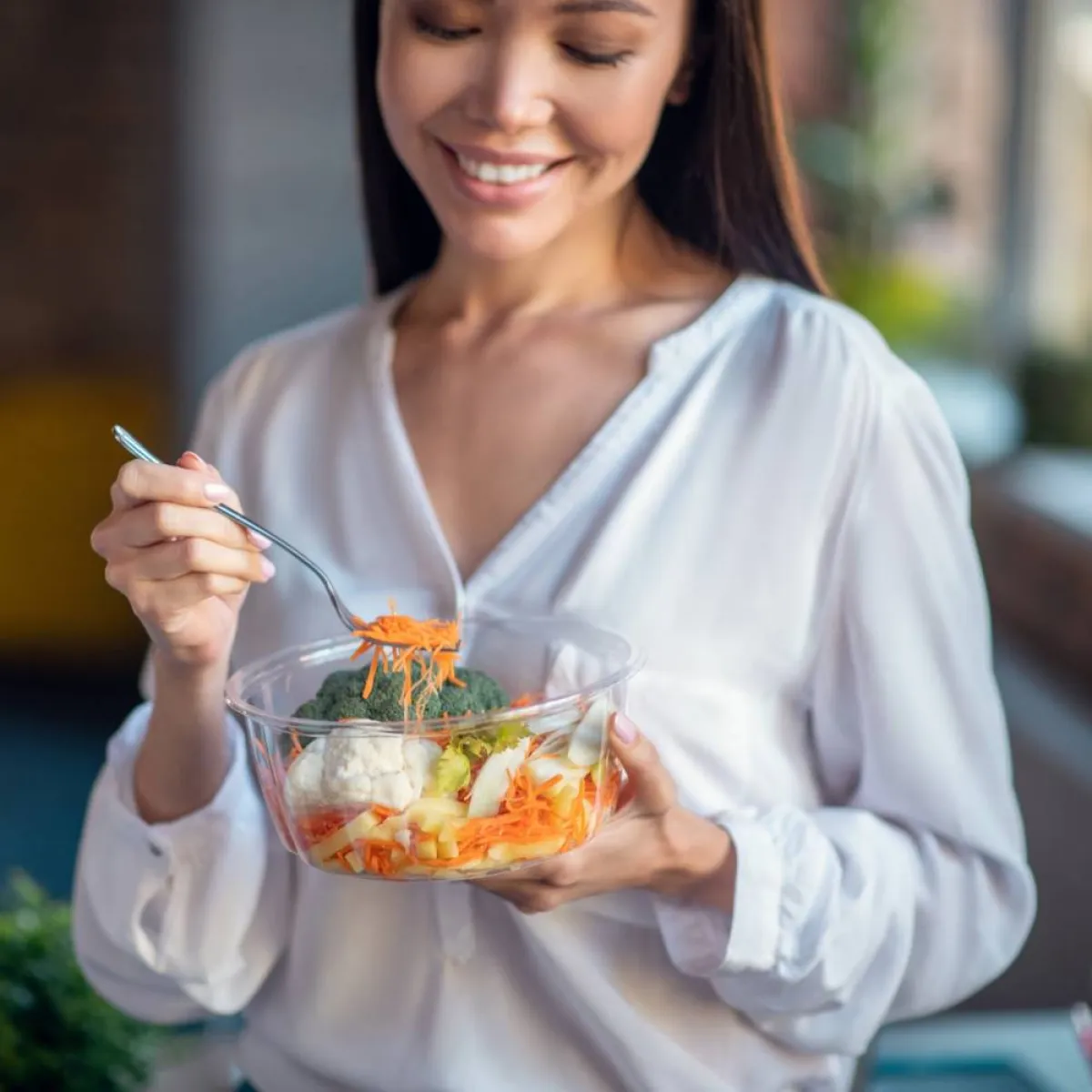 صورة لحامل وطبق السلطة