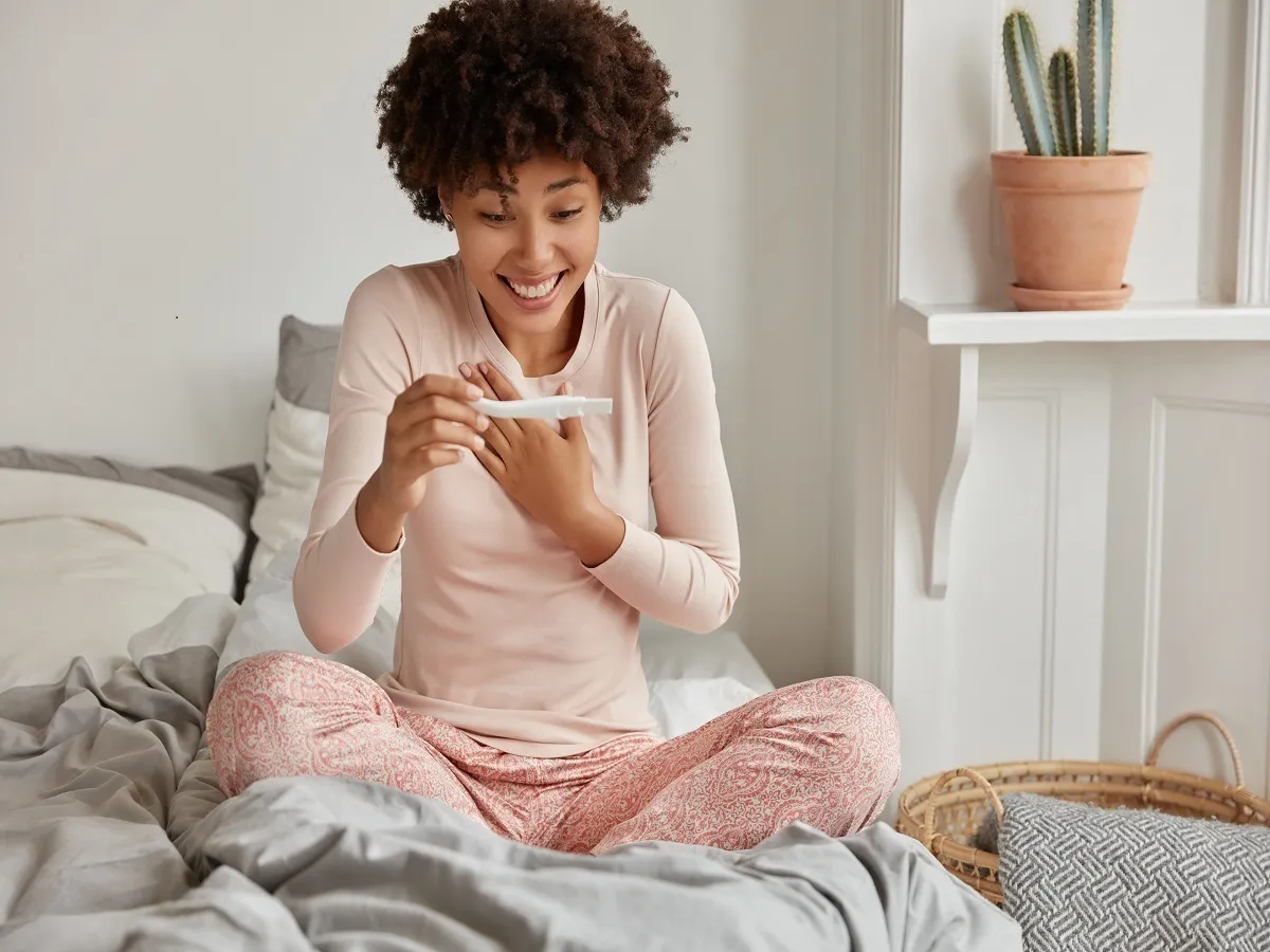 صورة لامرأة تحمل اختبار حمل 