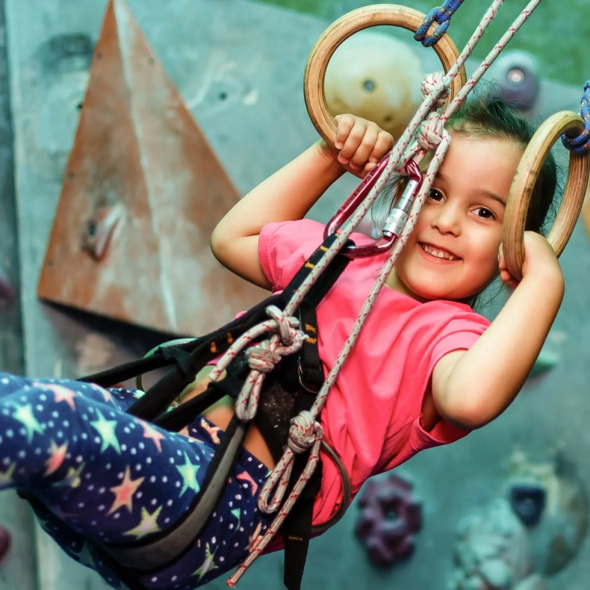 صورة لطفلة تلعب