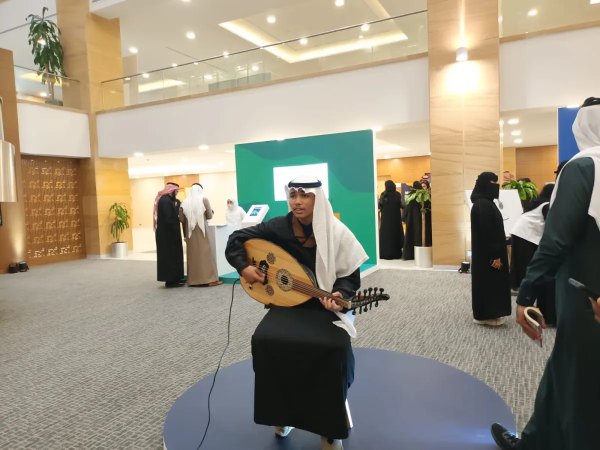 من المواهب الفنية التي استعرضت إلى جانب المؤتمر