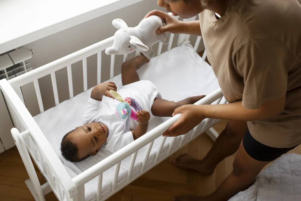 صورة لمولود يلعب