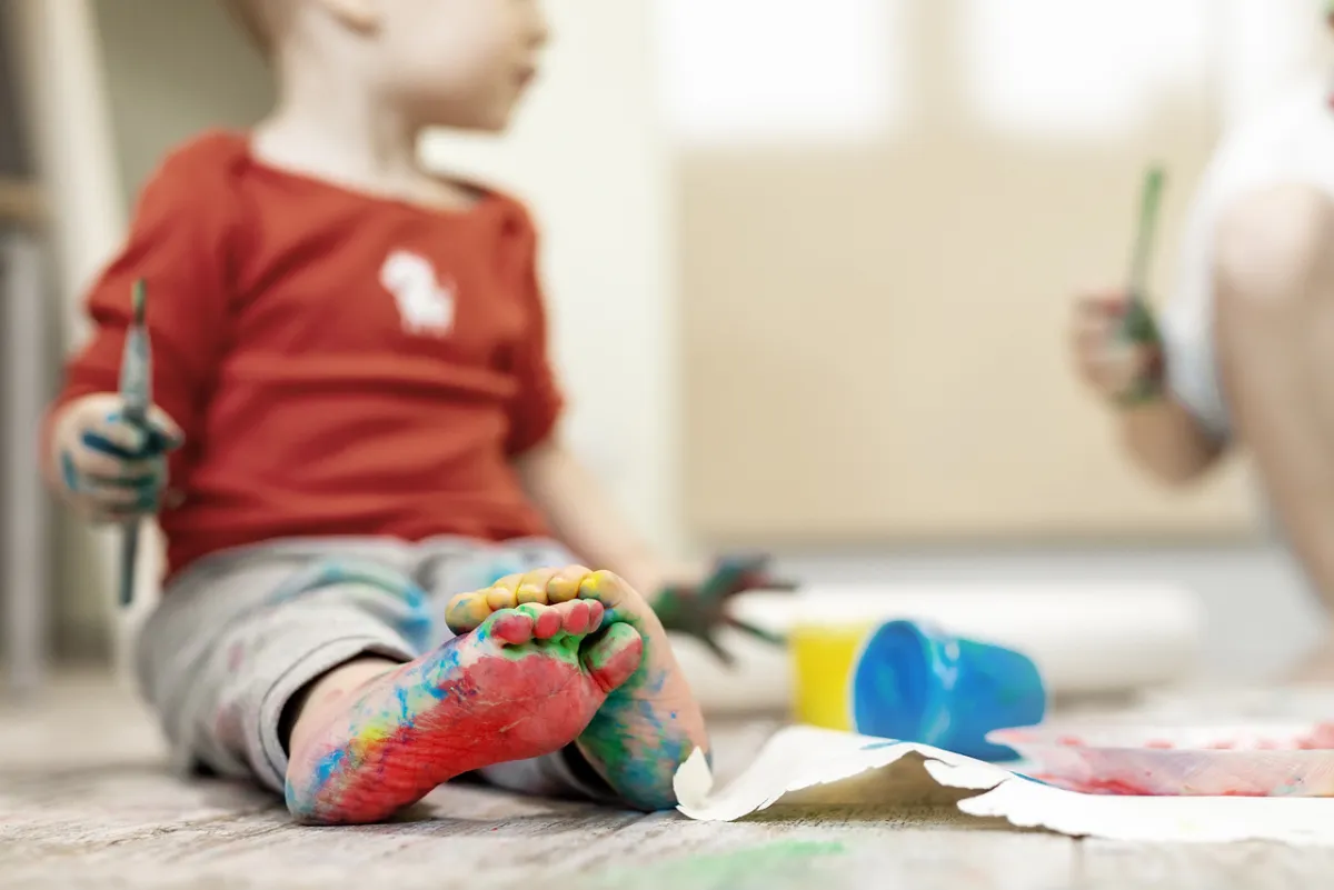 صورة لطفل يتعلم عن طريق الرسم