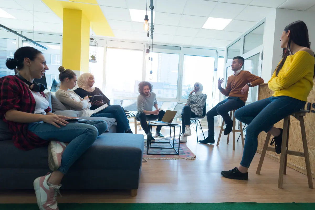 توسيع العلاقات المهنية يندرج تحت إيجابيات العمل الحر