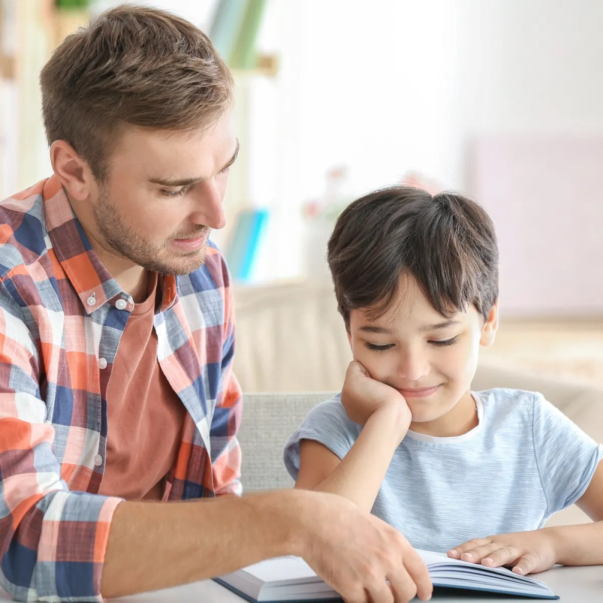 صورة إيجابية للأب والطفل وقت الدراسة