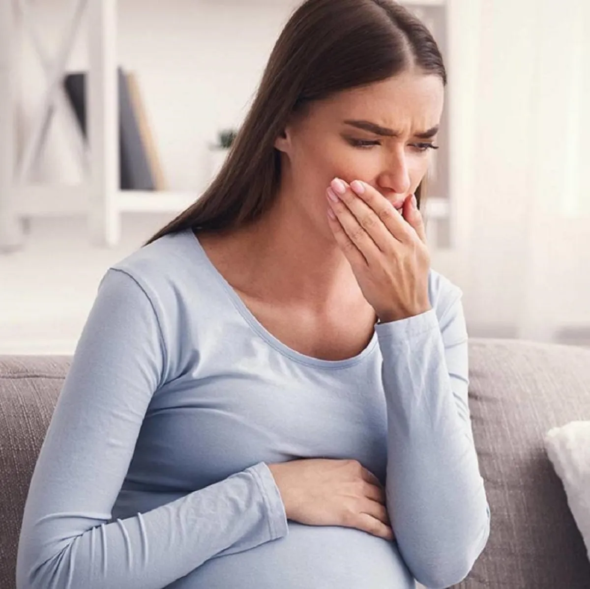 صورة لحامل تشعر بالرغبة بالقيء