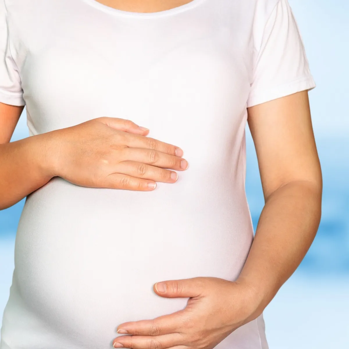 صورة لحامل ترتدي ملابس ضيقة