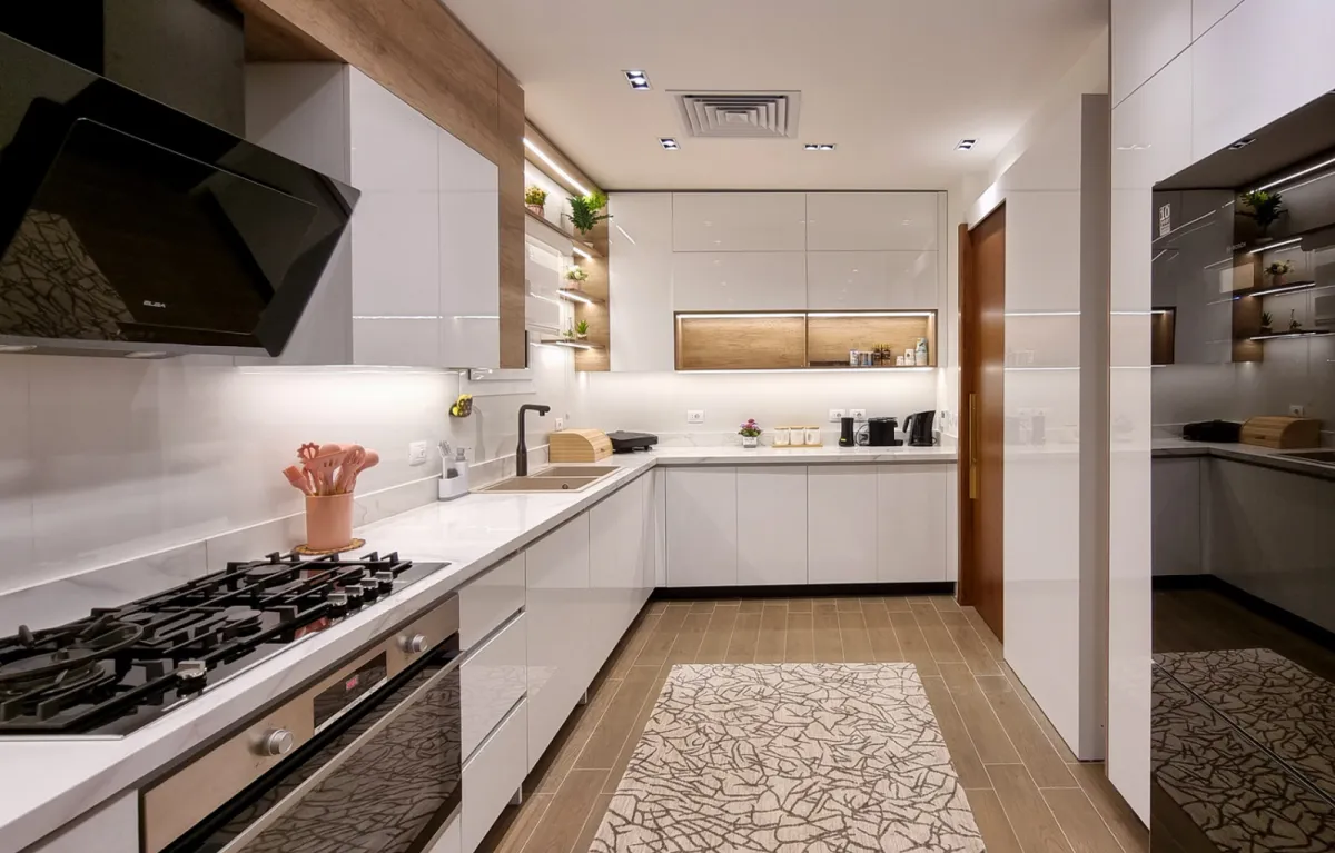 خزائن المطبخ باللون الأبيض تتفق مع «اللايف ستايل» المعاصر 