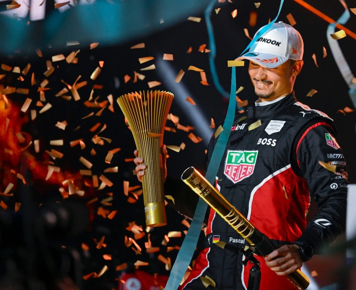 الألماني باسكال فيرلاين يحقق المركز الأول في السباق الليلي لفورمولا إي 2023 - الصورة من واس