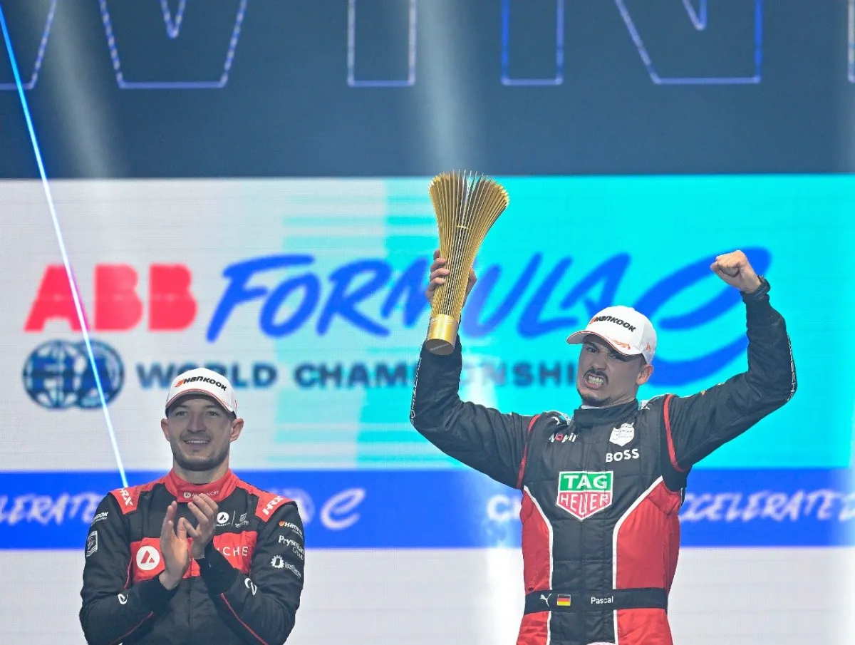 الألماني باسكال فيرلاين يحقق المركز الأول في السباق الليلي لفورمولا إي 2023 - الصورة من واس