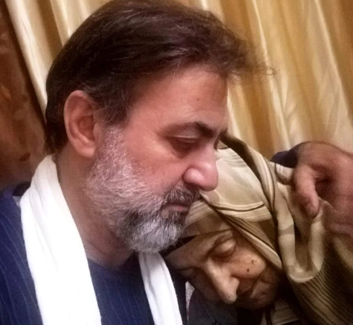 الفنان فراس ابراهيم ووالدته - الصورة من حساب الفنان أكرم الحلبي على فيسبوك