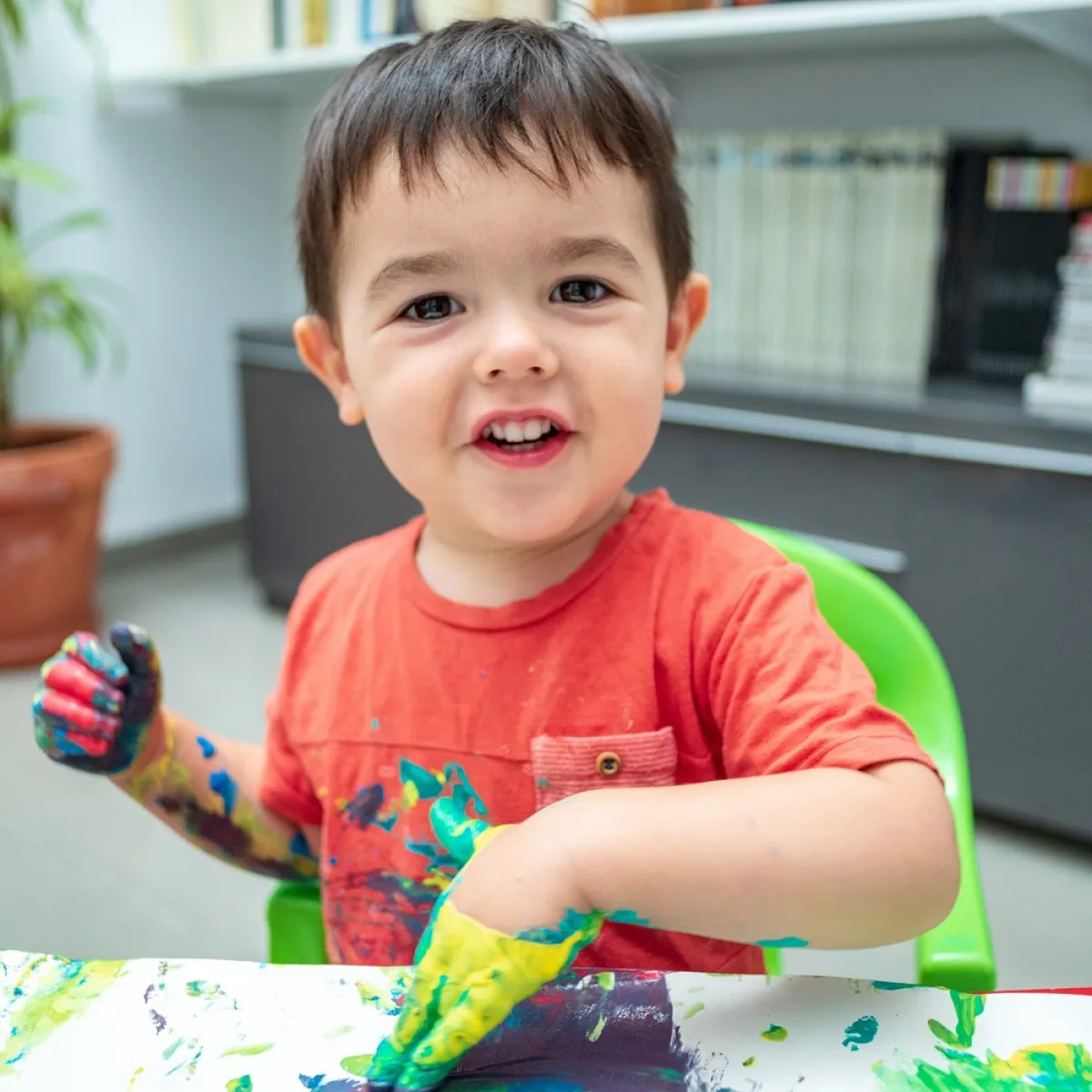 صورة لطفل يلعب بالألوان