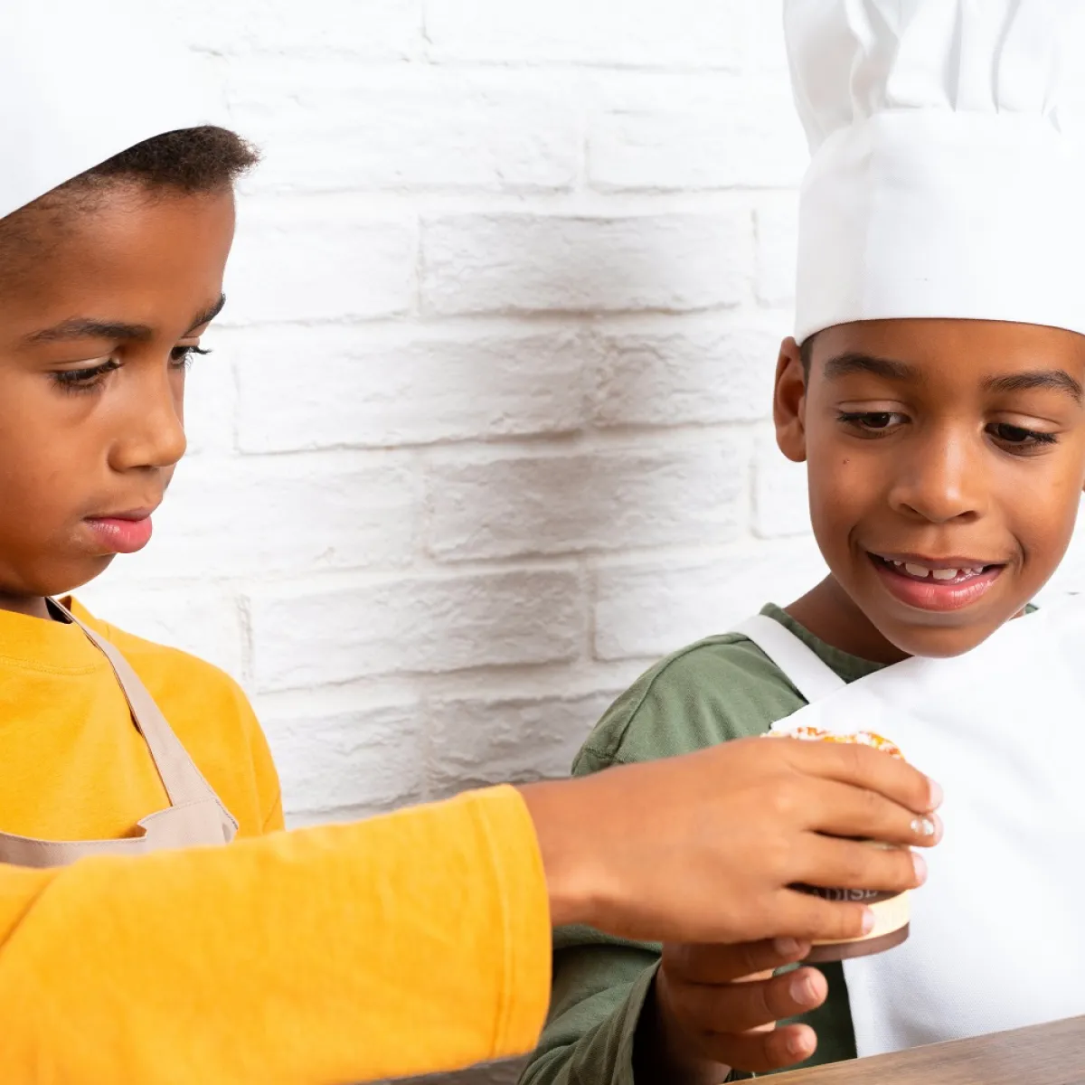 صورة لطفلين بالمطبخ