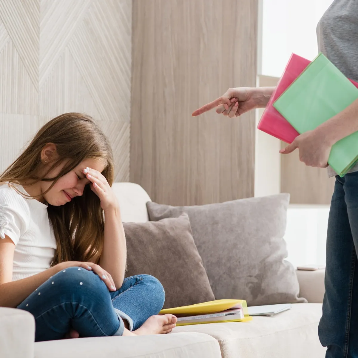 صورة لطفلة تبكي بحزن شديد