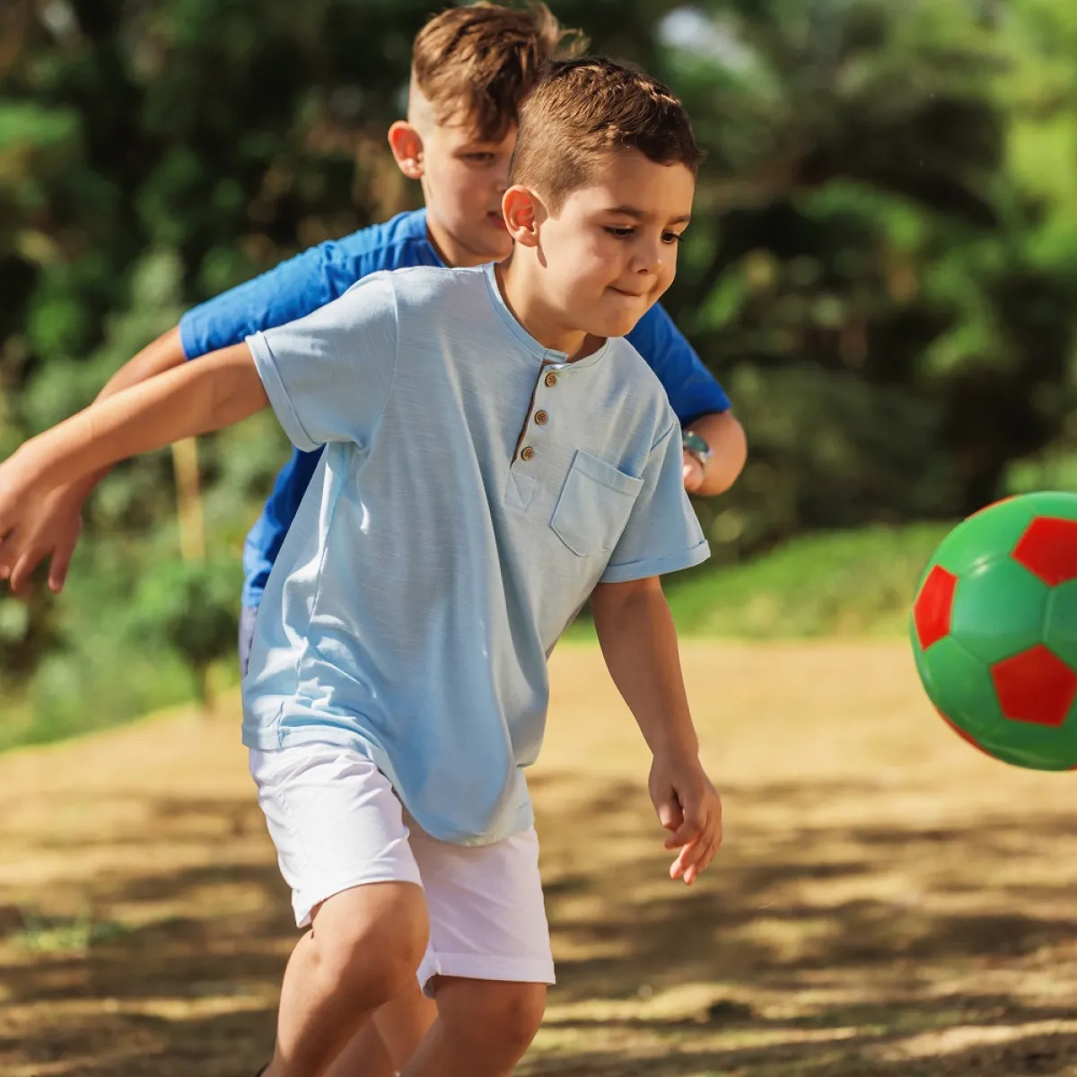 صورة لطفلين يلعبان معاً