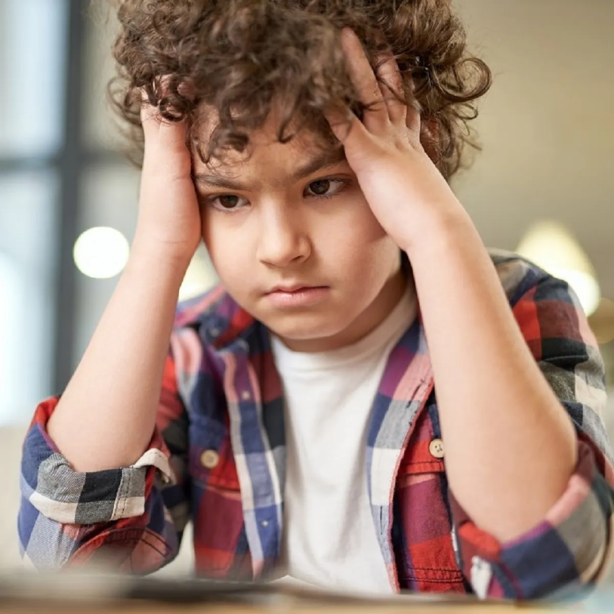 صورة لطفل مهموم