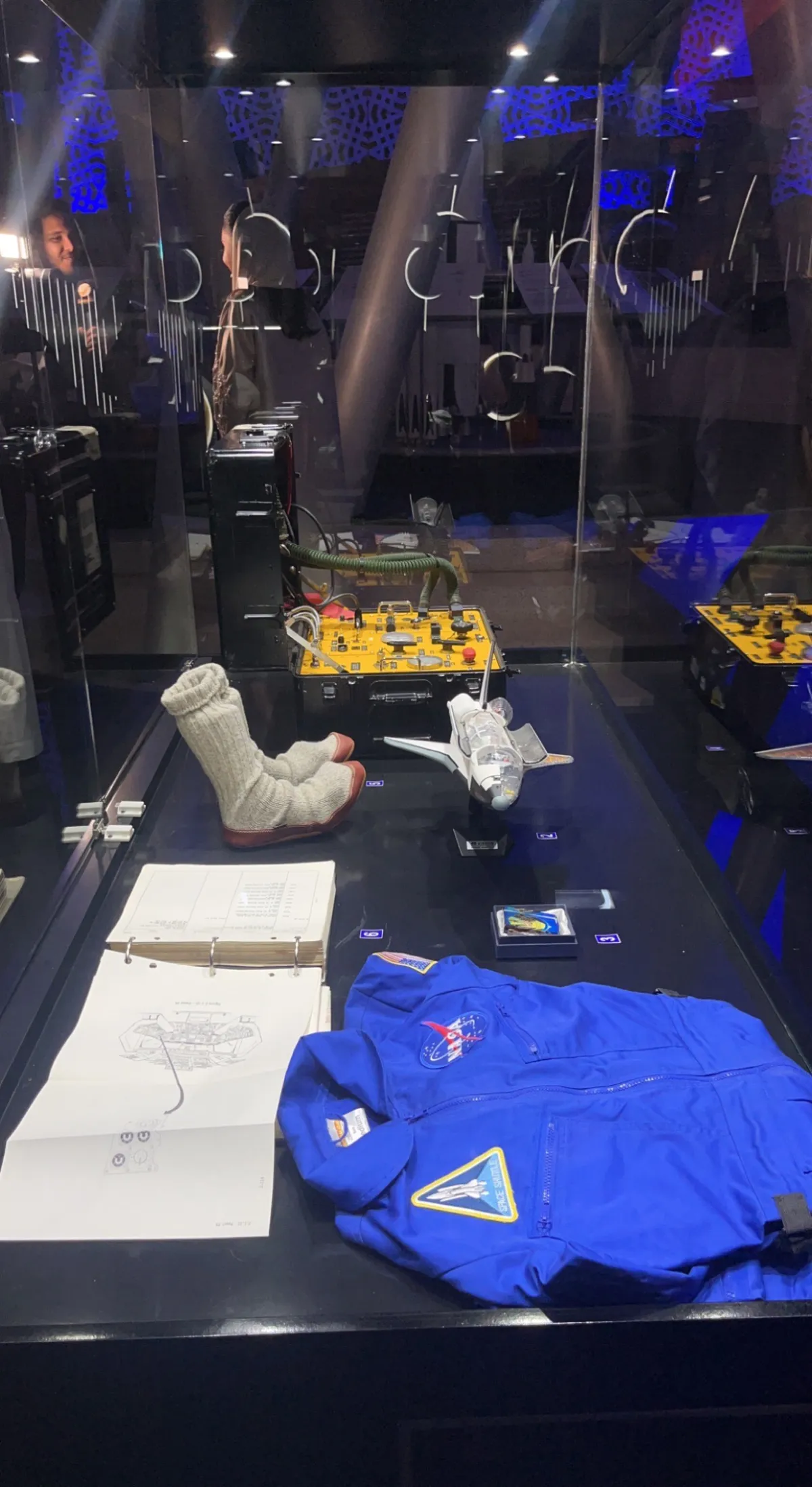 بدلات وأدوات رواد الفضاء 