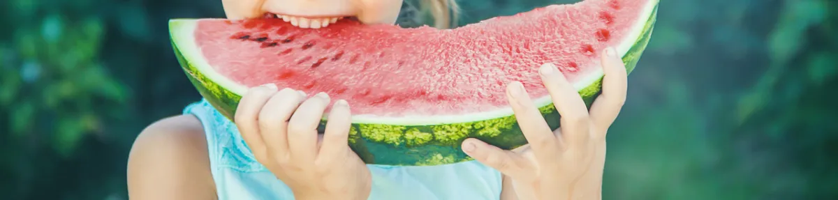 صورة لطفلة تتناول البطيخ