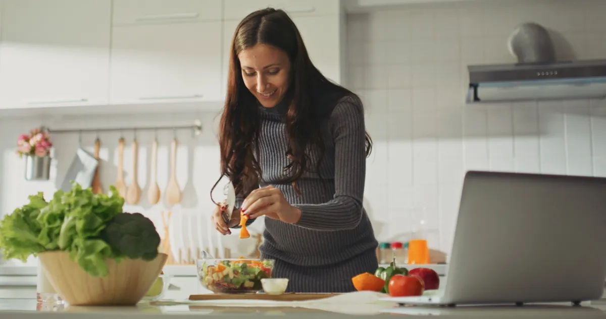 صورة حامل تحضر طعامها في الشتاء