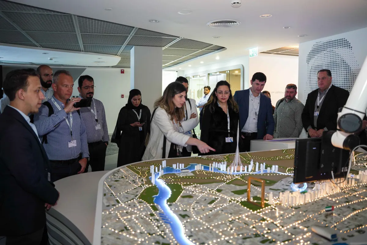  اطلع المشاركون في المنتدى على أبرز المشاريع في إمارة دبي. الصورة من مكتب دبي الإعلامي