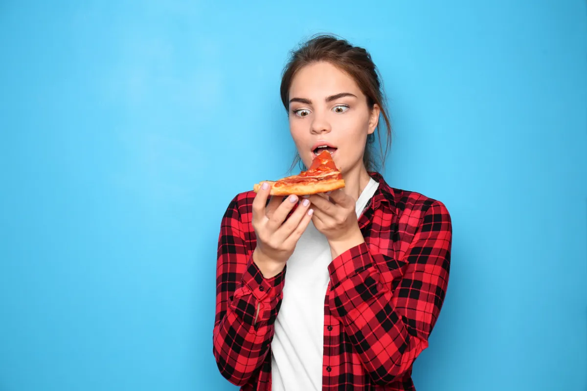 صورة لامرأة تأكل