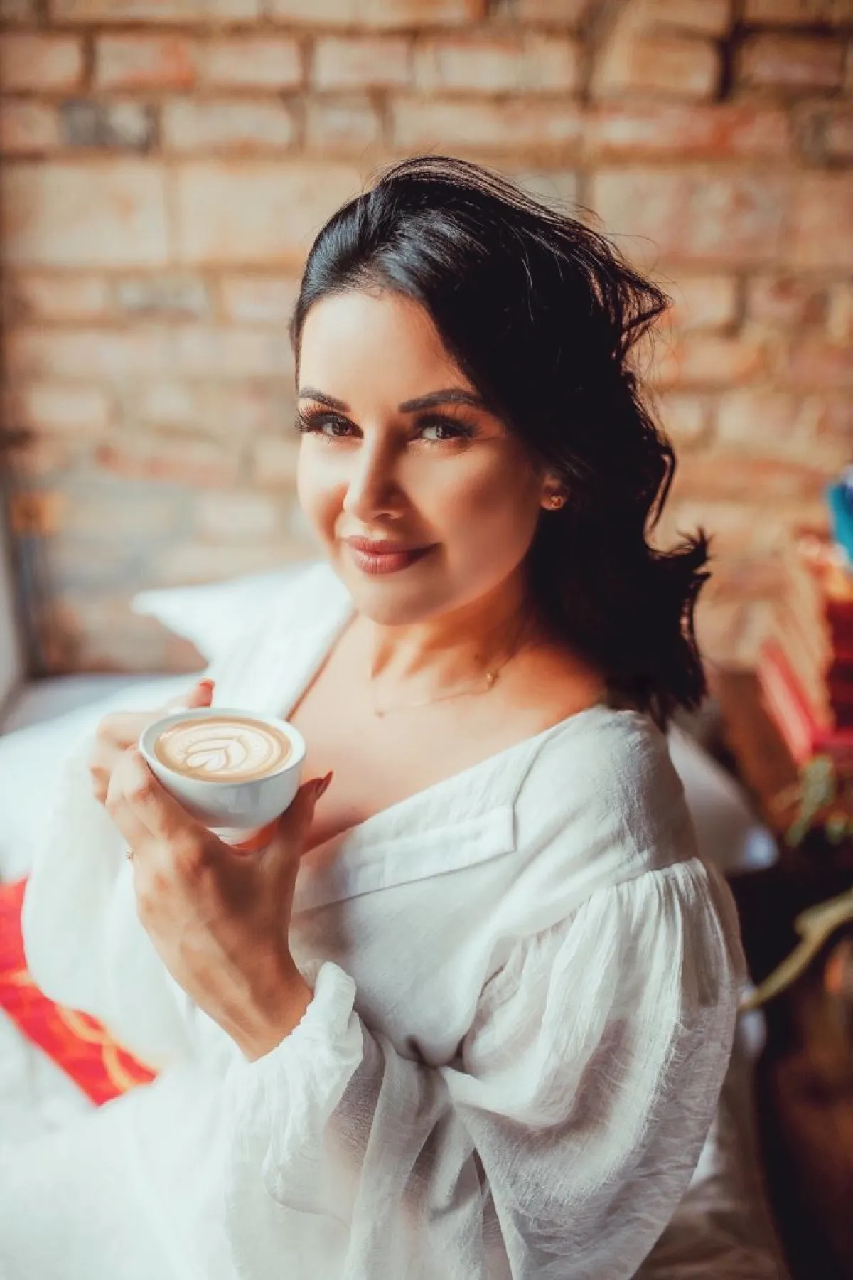 سيدة ترتشف القهوة