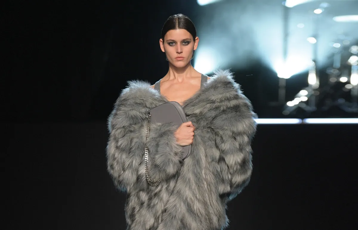 الرمادي لإبراز الرقيّ والأنوثة Effortless Glam