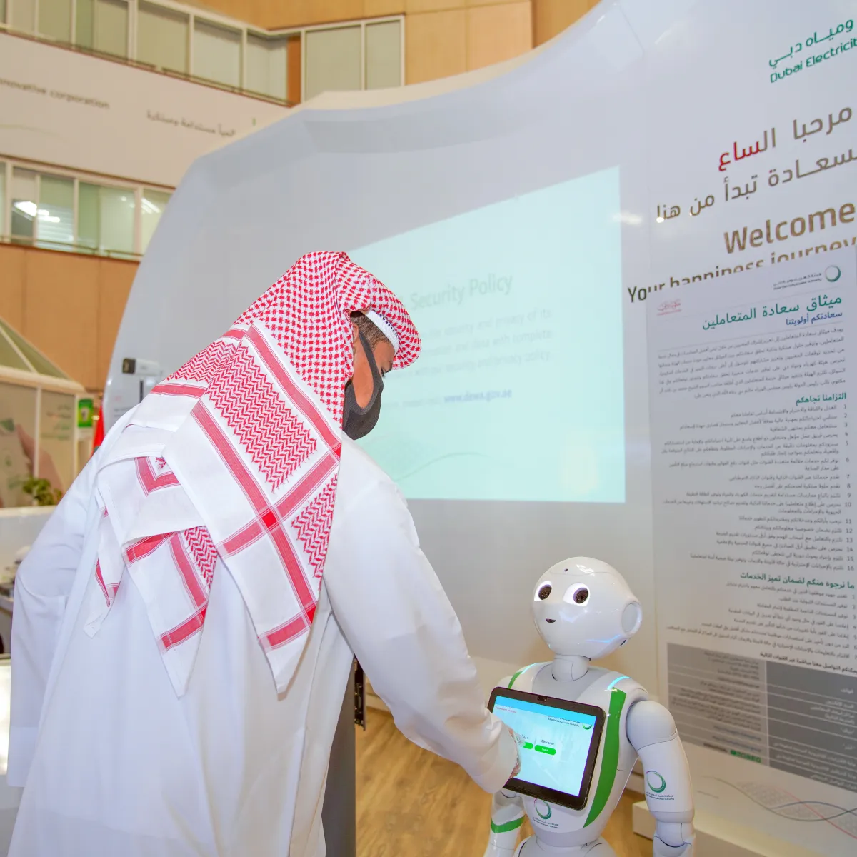 رماس رد على أكثر من 6.8 مليون استفسار حتى نهاية 2022. الصورة من مكتب دبي الإعلامي