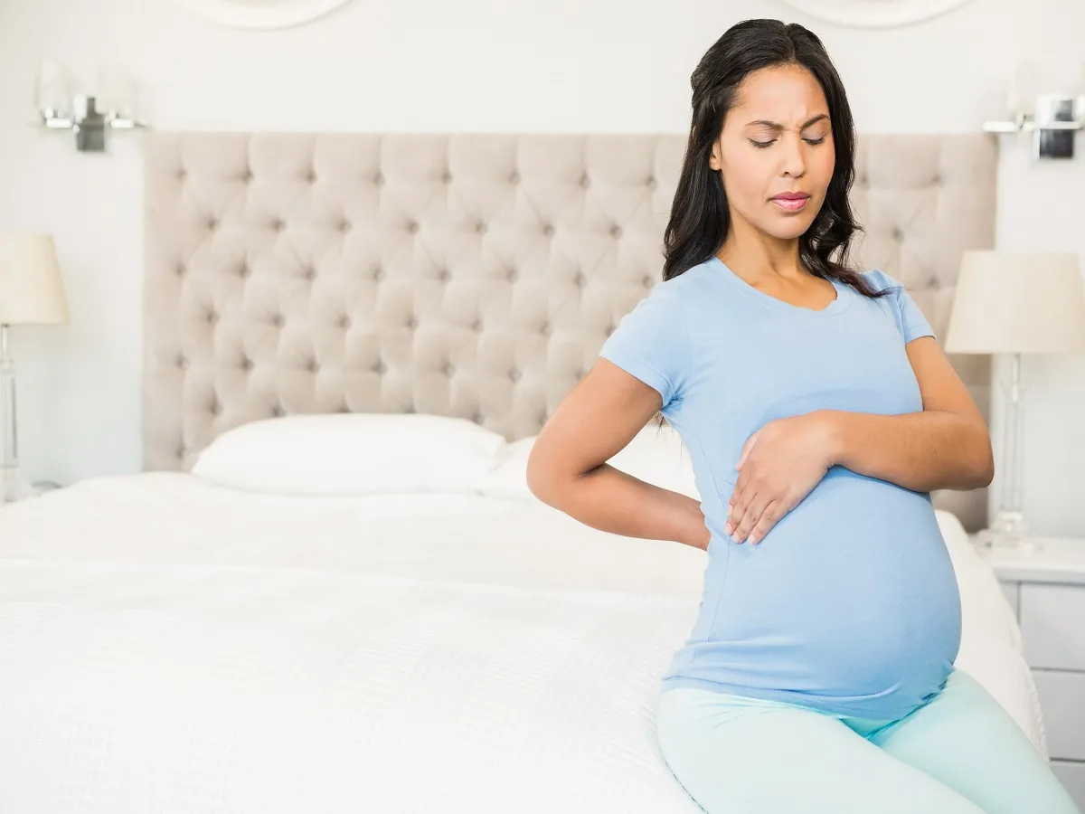 صورة لامرأة حامل تعاني من ألم 