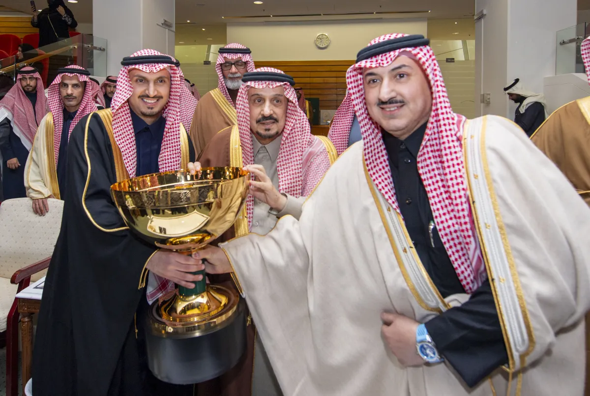 سلم الكؤوس للفائزين "الأمير بندر بن خالد الفيصل". الصورة من نادي سباقات الخيل