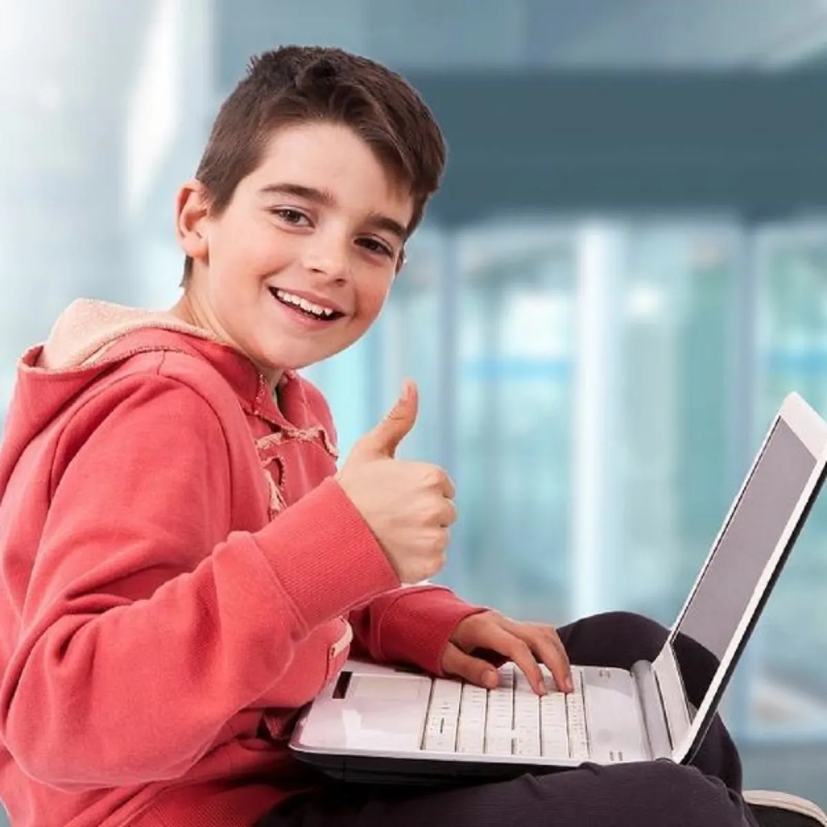 صورة لطفل يتمتع بالذكاء