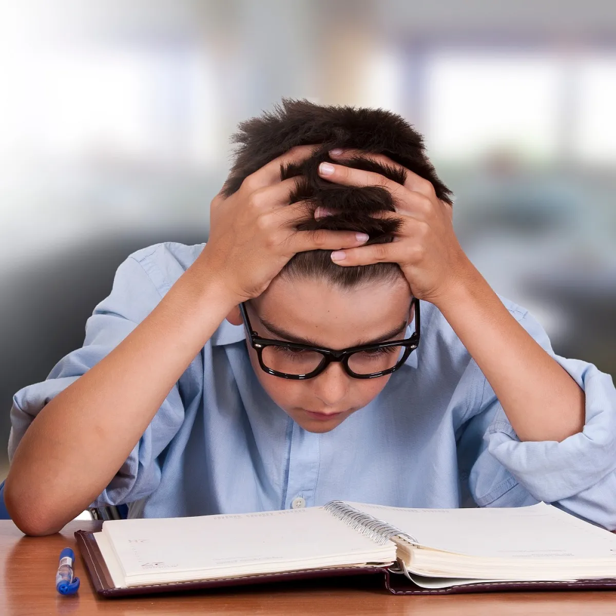 صورة لطفل مشتت التفكير