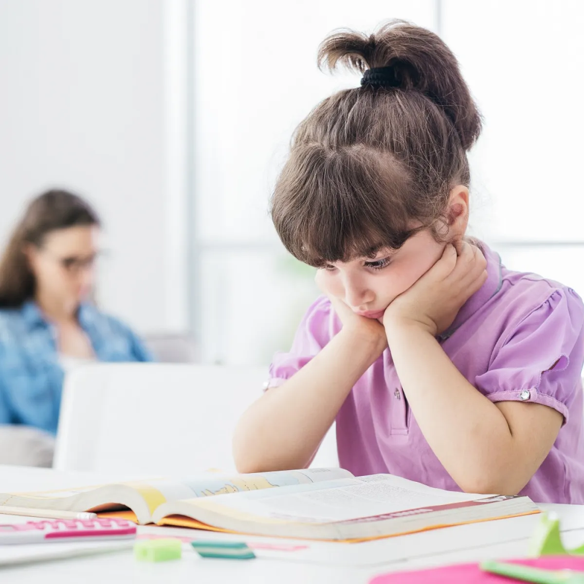 صورة لطفلة تقرأ