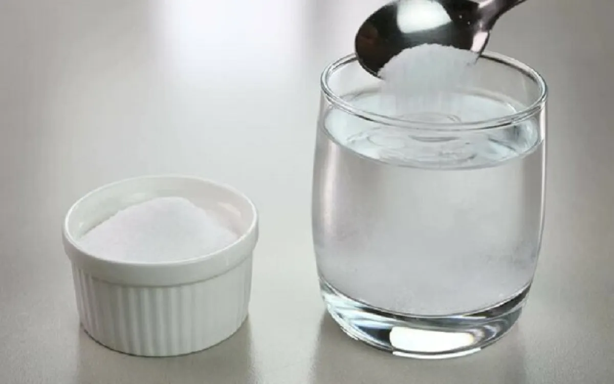 الغرغرة بالماء والملح مفيدة (المصدر: adobe.stock)