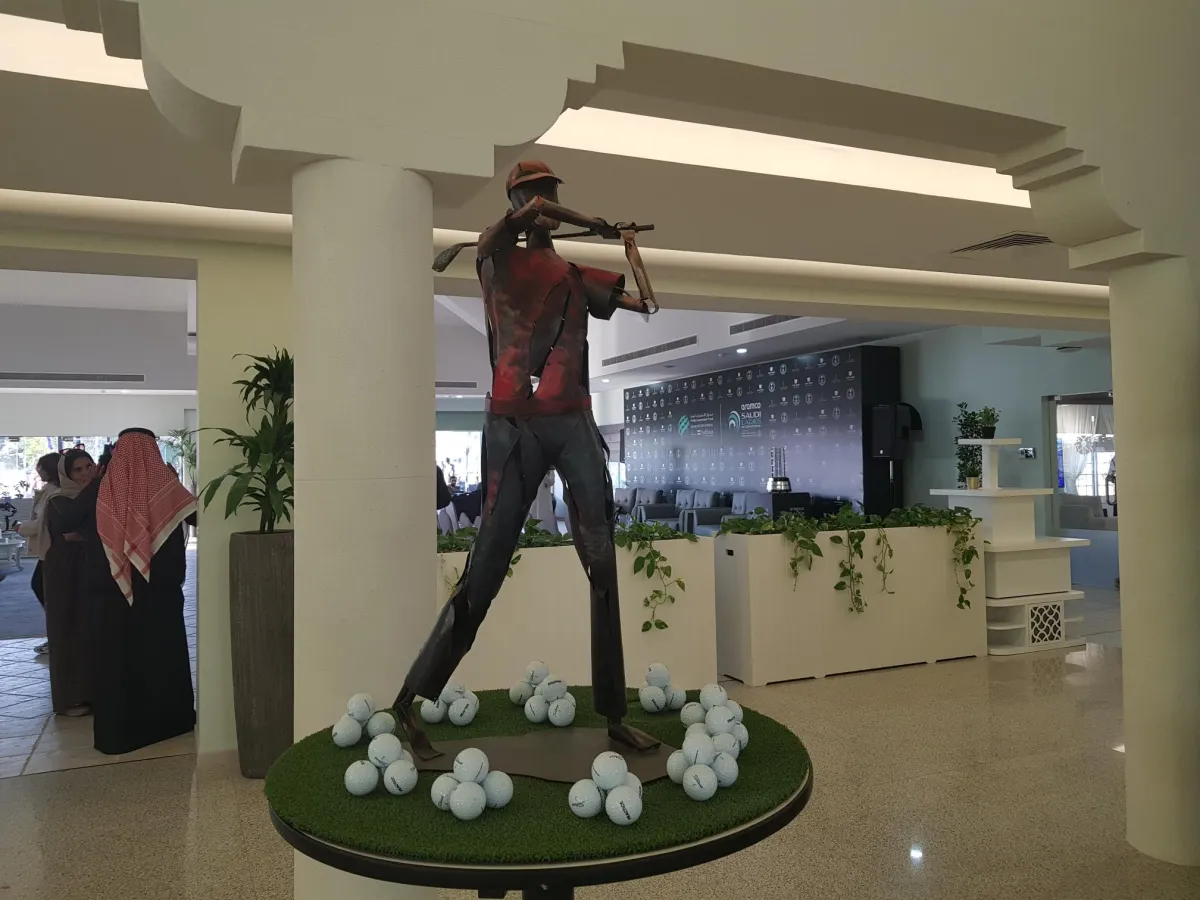 من مكان إقامة المؤتمر في نادي الرياض للغولف