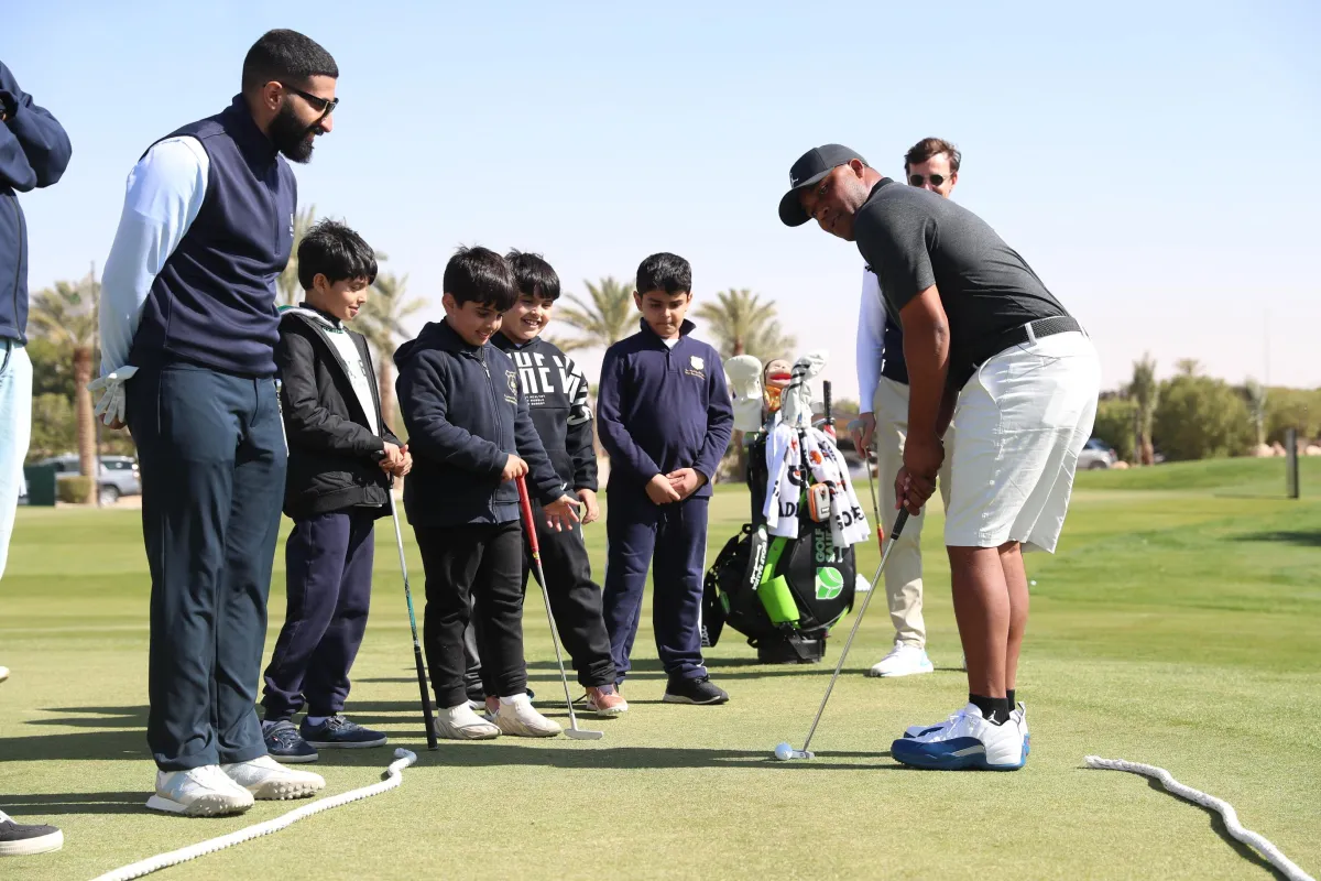من الحصة التدريبية التي قدمها نجما الغولف العالميان  للأطفال في نادي الرياض للغولف