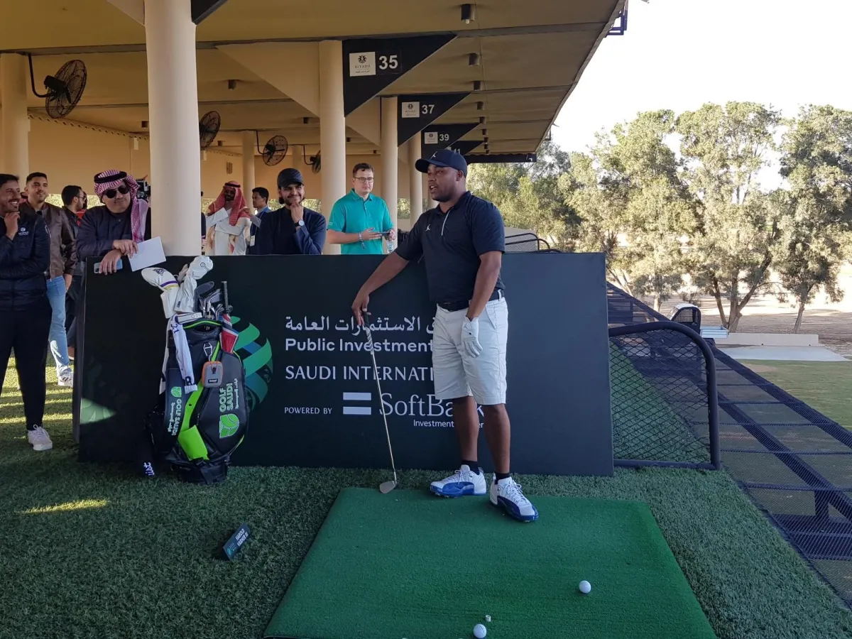 توجيه نصائح للحاضرين حول تعلم رياضة الغولف