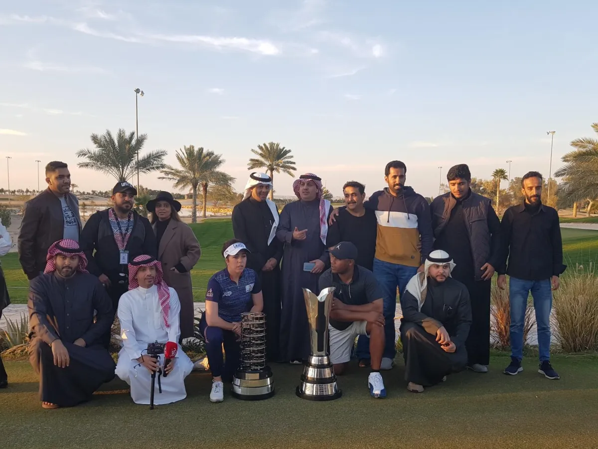 صورة لنجمي الجولف العالميين مع الاعلاميين والاعلاميات