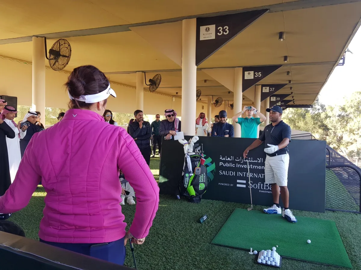 نجما الجولف العالميان هارولد فارنر وجورجيا هال يستعرضان مهاراتهما أمام الحضور