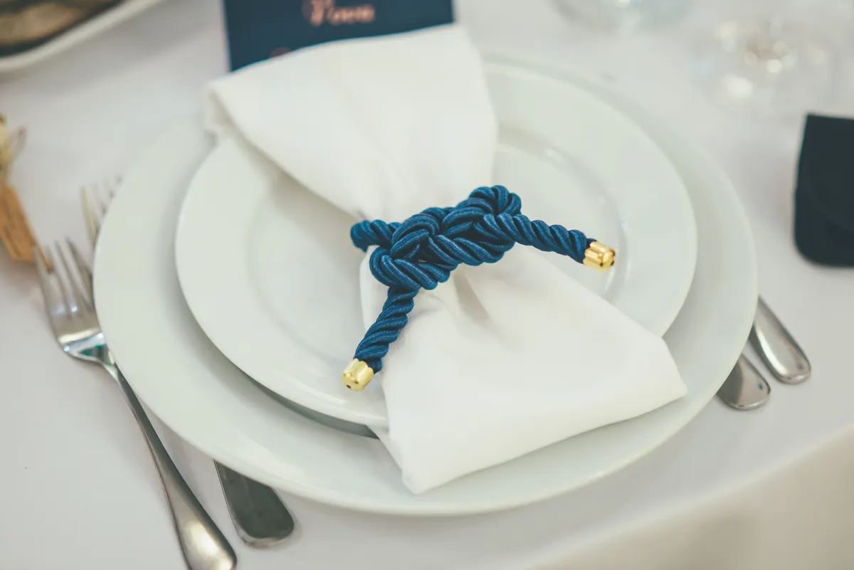 تفاصيل على طاولة المعازيم