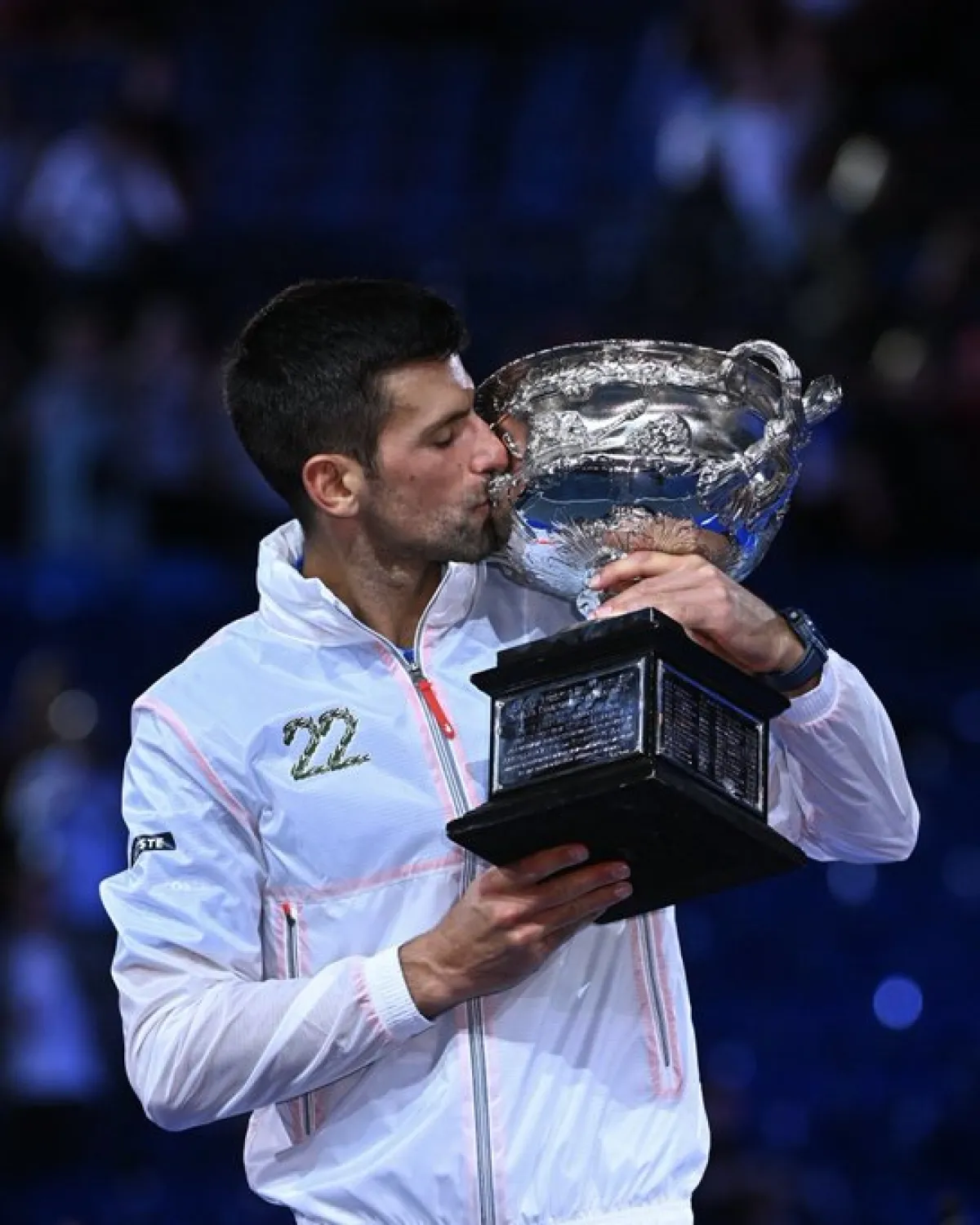 نوفاك ديوكوفيتش يحرز اللقب العاشر في بطولة أستراليا المفتوحة. الصورة من الحساب الرسمي لـNovak Djokovic على تويتر