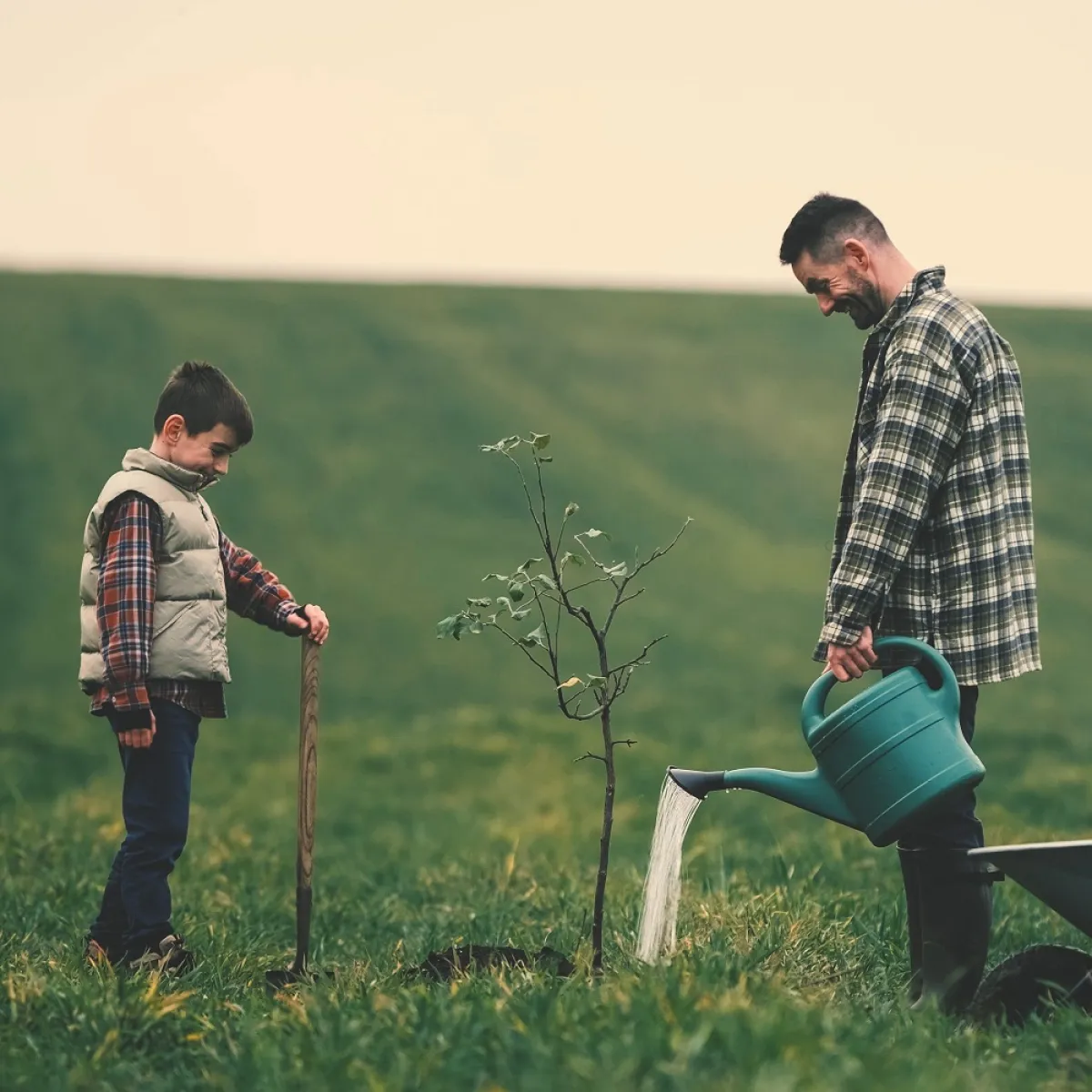 صور للطفل ووالده الفلاح بالحقل