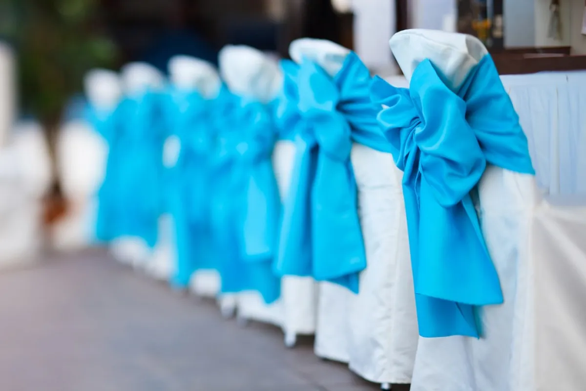 اللون الأزرق يزين كراسي المعازيم