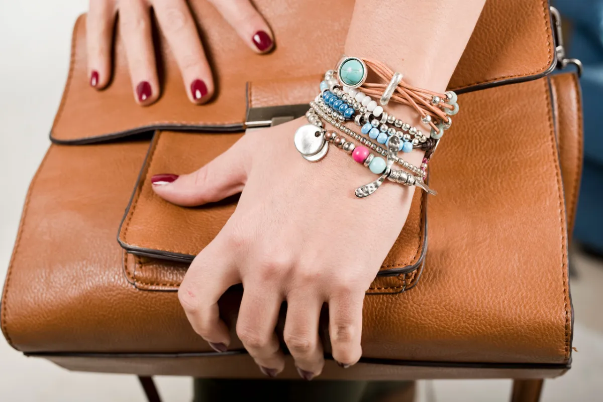 صورة لسوار في المعصم