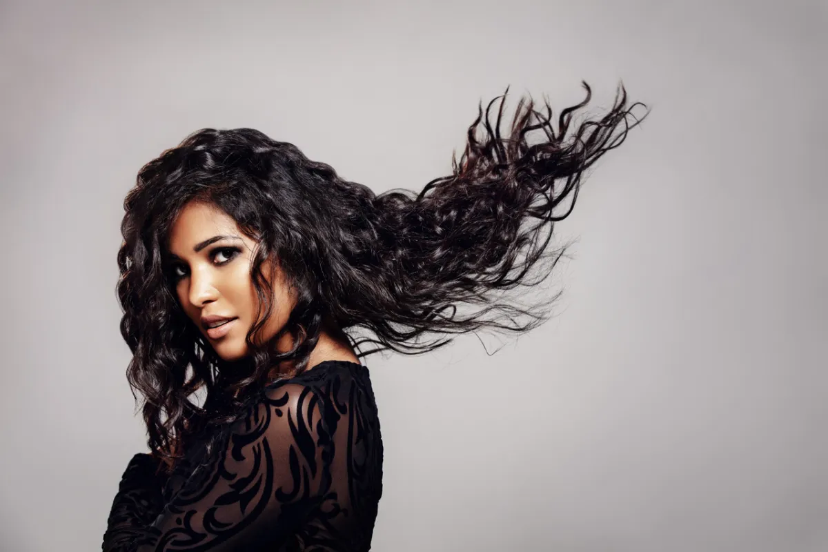 صورة لفتاة ذات شعر أسود طويل