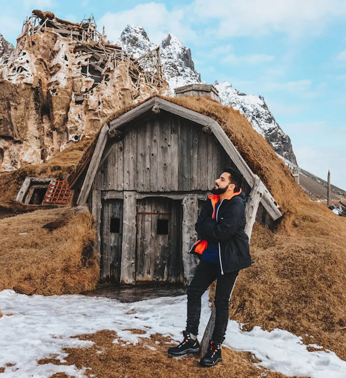شخص يكتشف منزلاً مهجوراً مستوحى من القصص الخيالية
